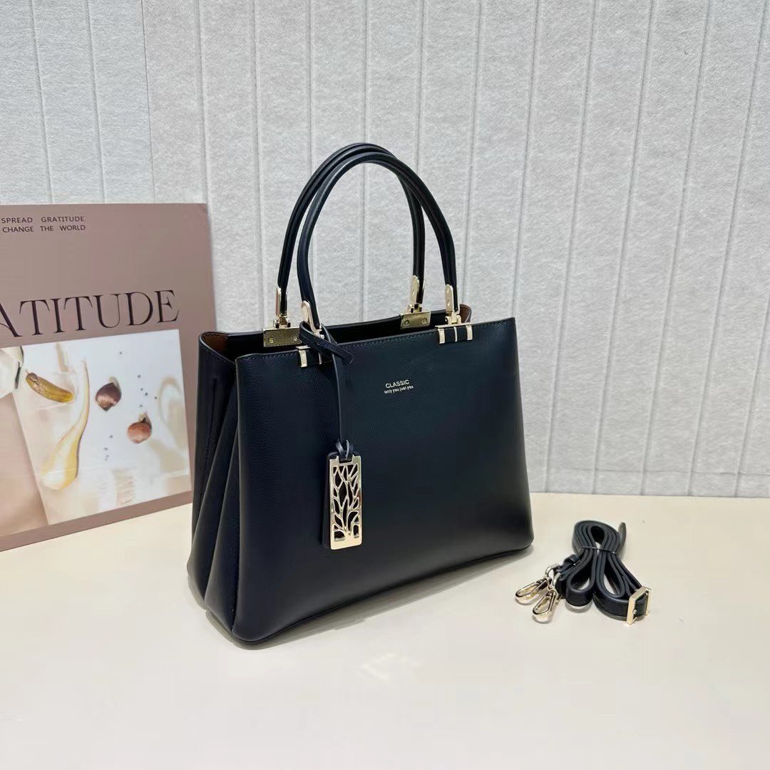 All these beautiful 𝐇𝐚𝐧𝐝𝐛𝐚𝐠𝐬 are available in stock now.