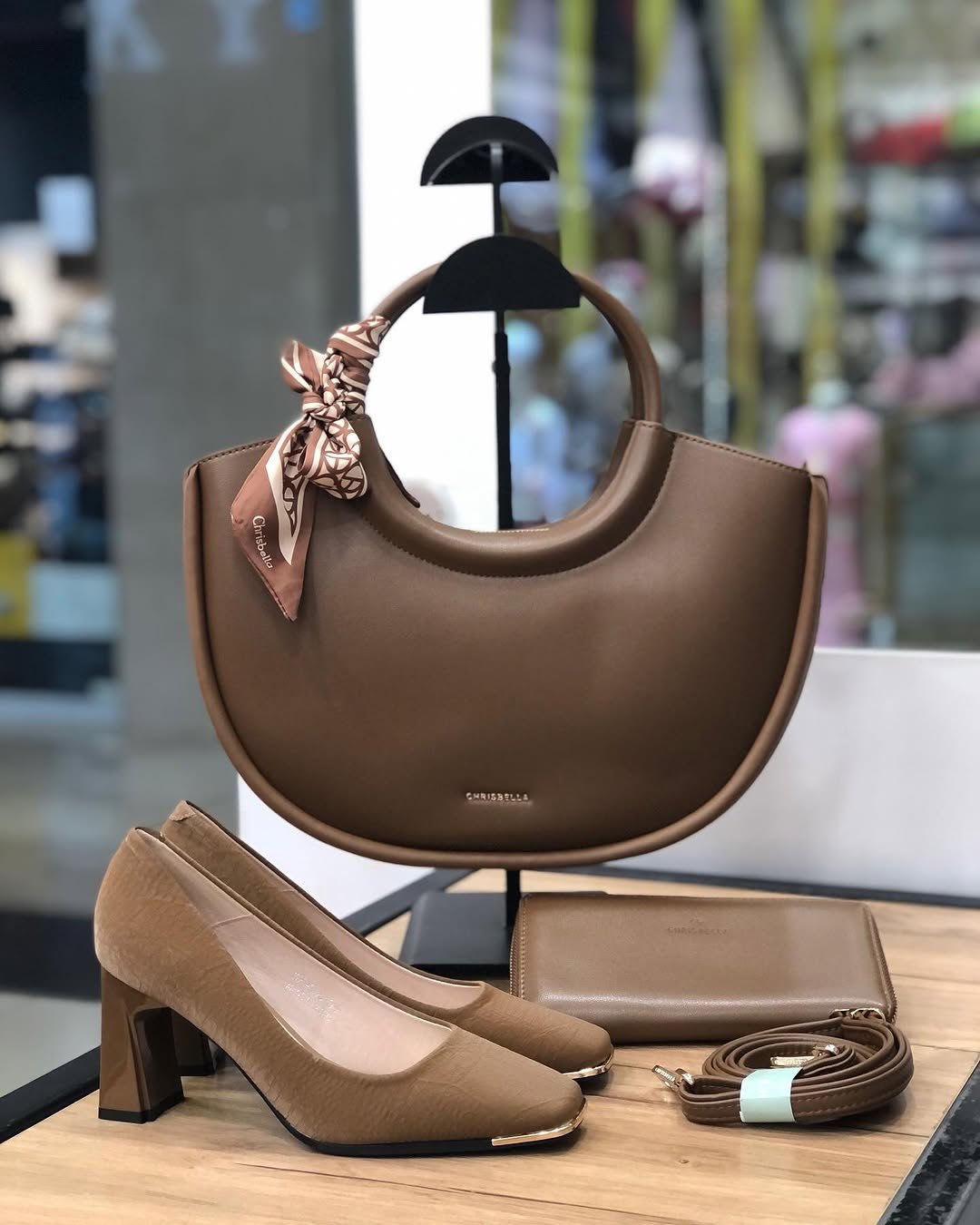 All these beautiful 𝐇𝐚𝐧𝐝𝐛𝐚𝐠𝐬 are available in stock now.