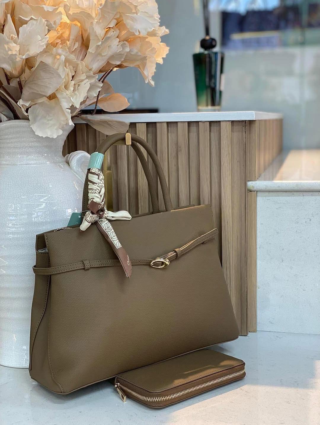 All these beautiful 𝐇𝐚𝐧𝐝𝐛𝐚𝐠𝐬 are available in stock now.