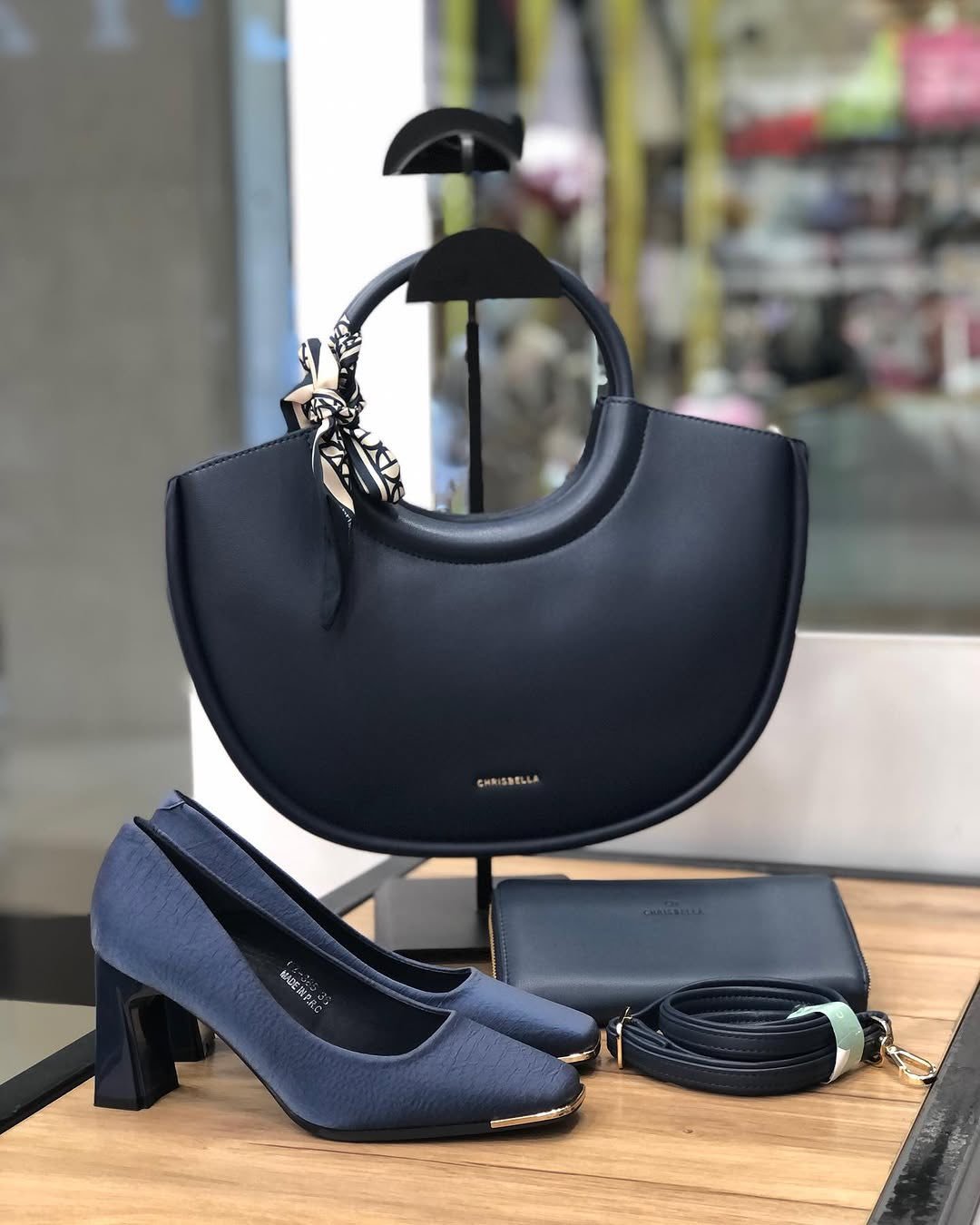 All these beautiful 𝐇𝐚𝐧𝐝𝐛𝐚𝐠𝐬 are available in stock now.