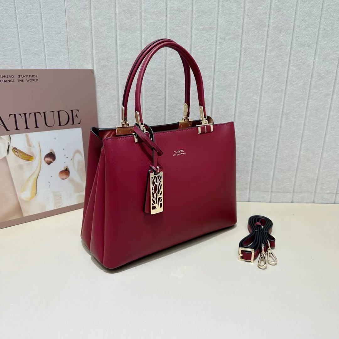 All these beautiful 𝐇𝐚𝐧𝐝𝐛𝐚𝐠𝐬 are available in stock now.