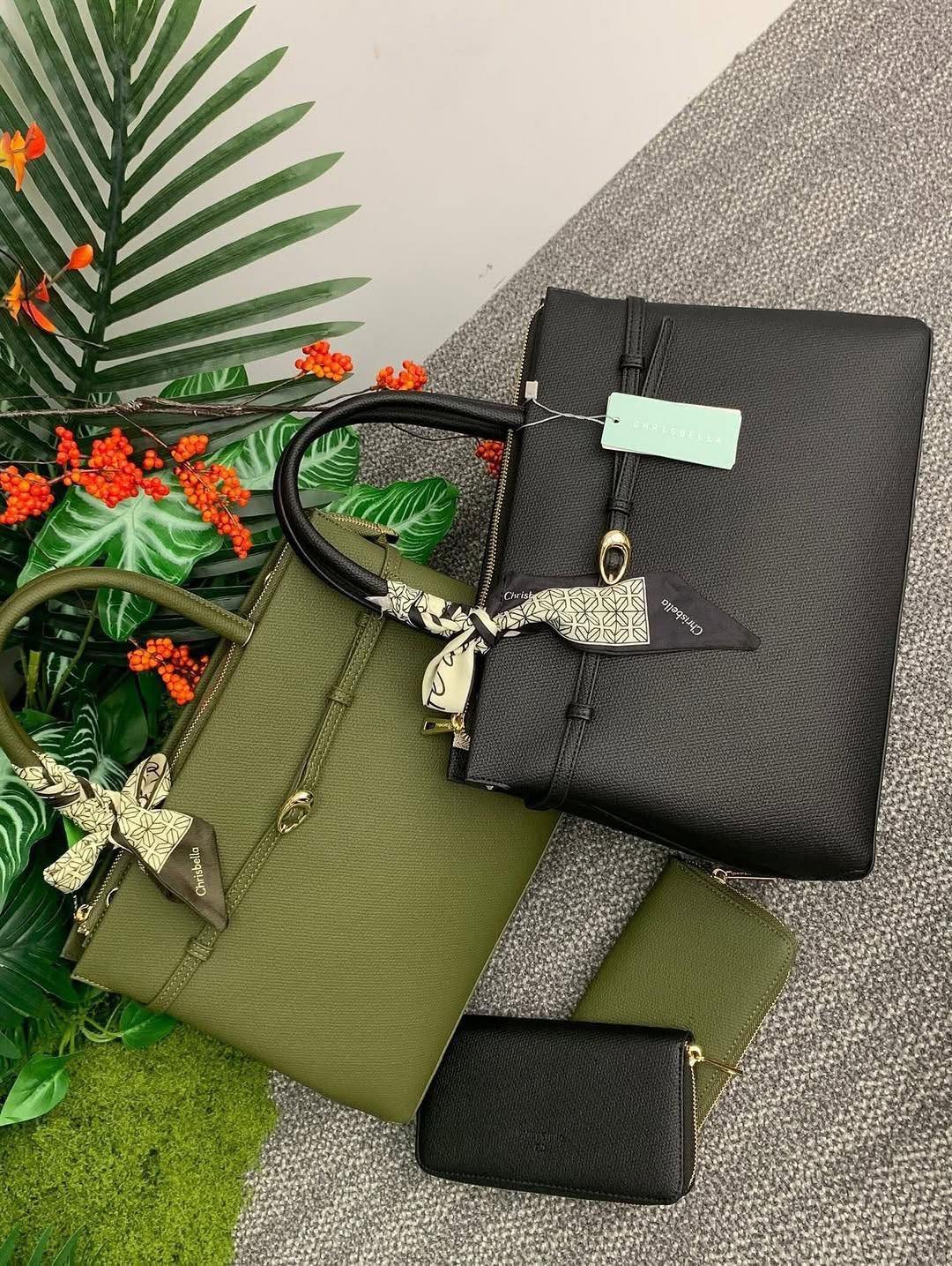 All these beautiful 𝐇𝐚𝐧𝐝𝐛𝐚𝐠𝐬 are available in stock now.