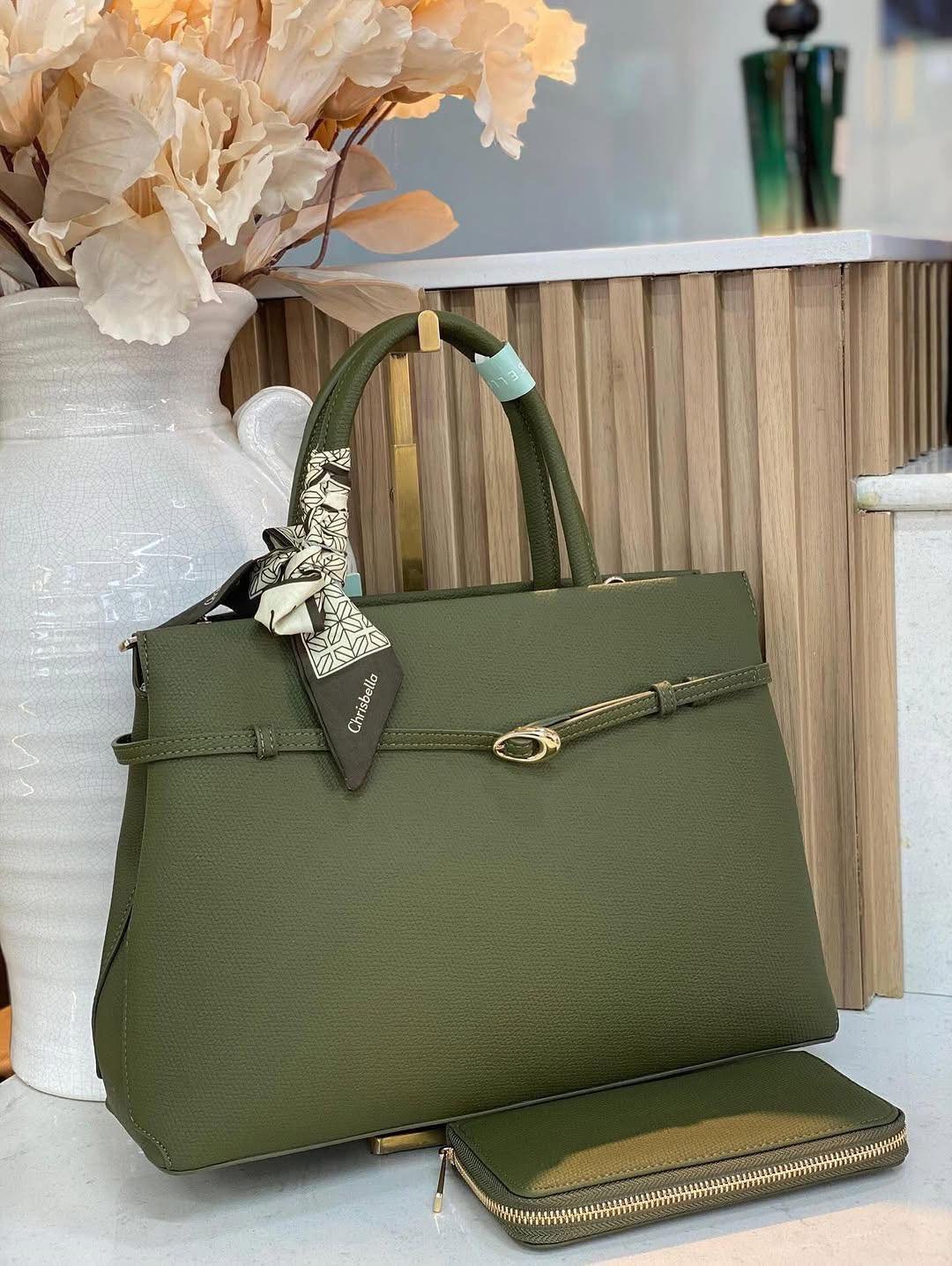 All these beautiful 𝐇𝐚𝐧𝐝𝐛𝐚𝐠𝐬 are available in stock now.