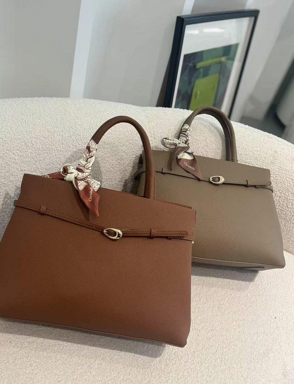 All these beautiful 𝐇𝐚𝐧𝐝𝐛𝐚𝐠𝐬 are available in stock now.