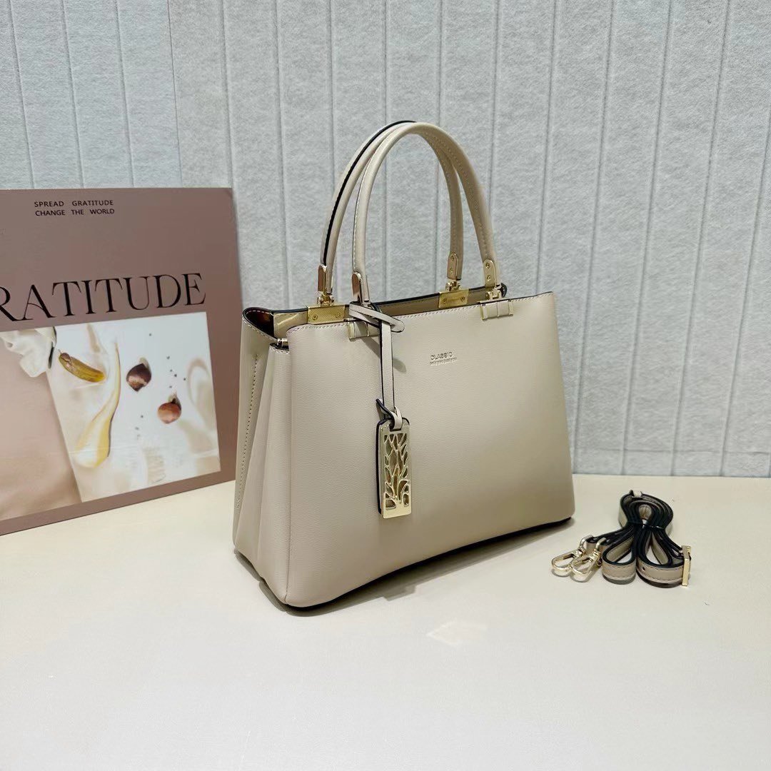 All these beautiful 𝐇𝐚𝐧𝐝𝐛𝐚𝐠𝐬 are available in stock now.