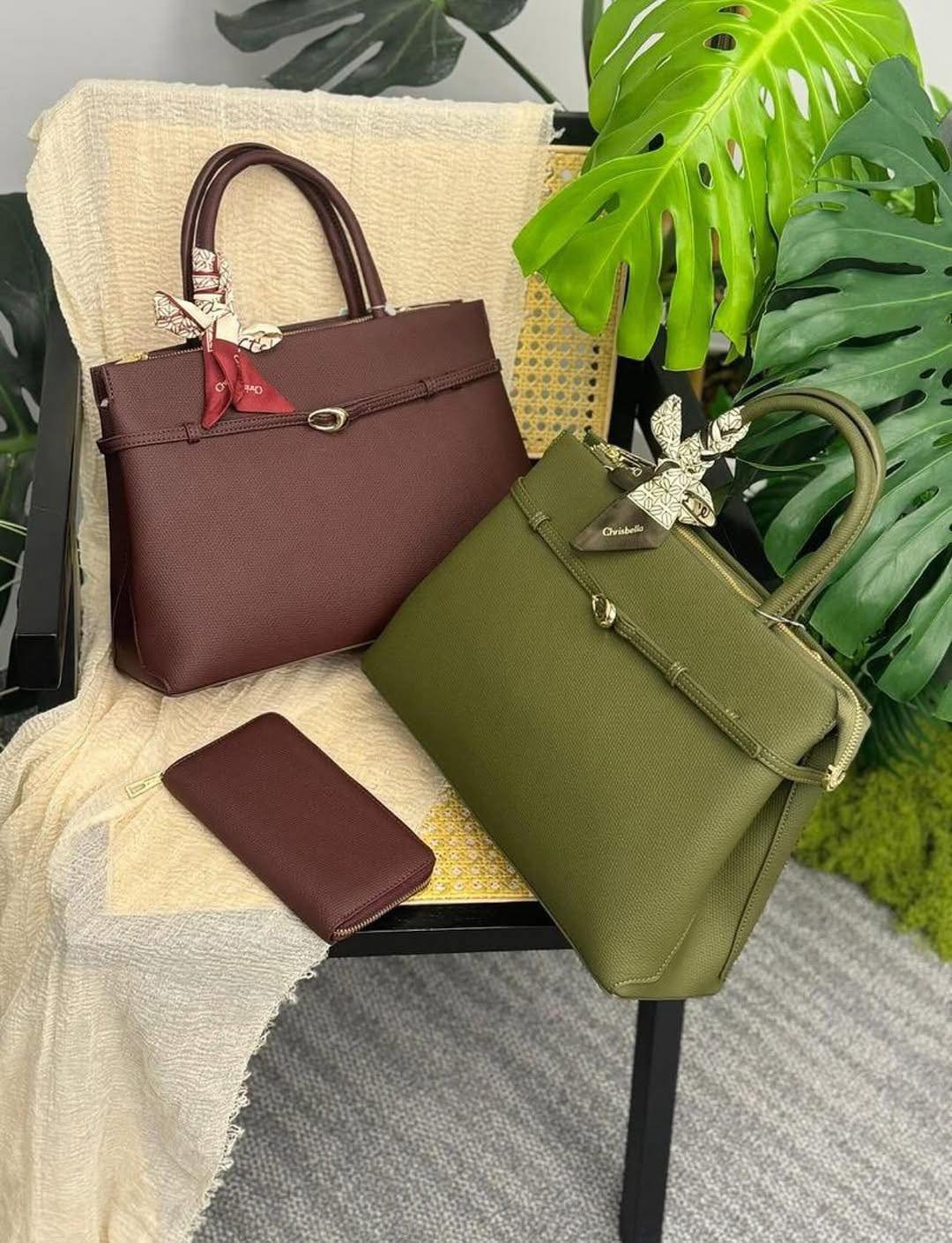 All these beautiful 𝐇𝐚𝐧𝐝𝐛𝐚𝐠𝐬 are available in stock now.