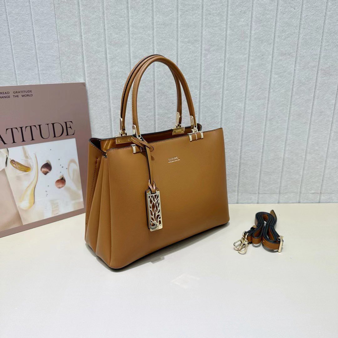 All these beautiful 𝐇𝐚𝐧𝐝𝐛𝐚𝐠𝐬 are available in stock now.