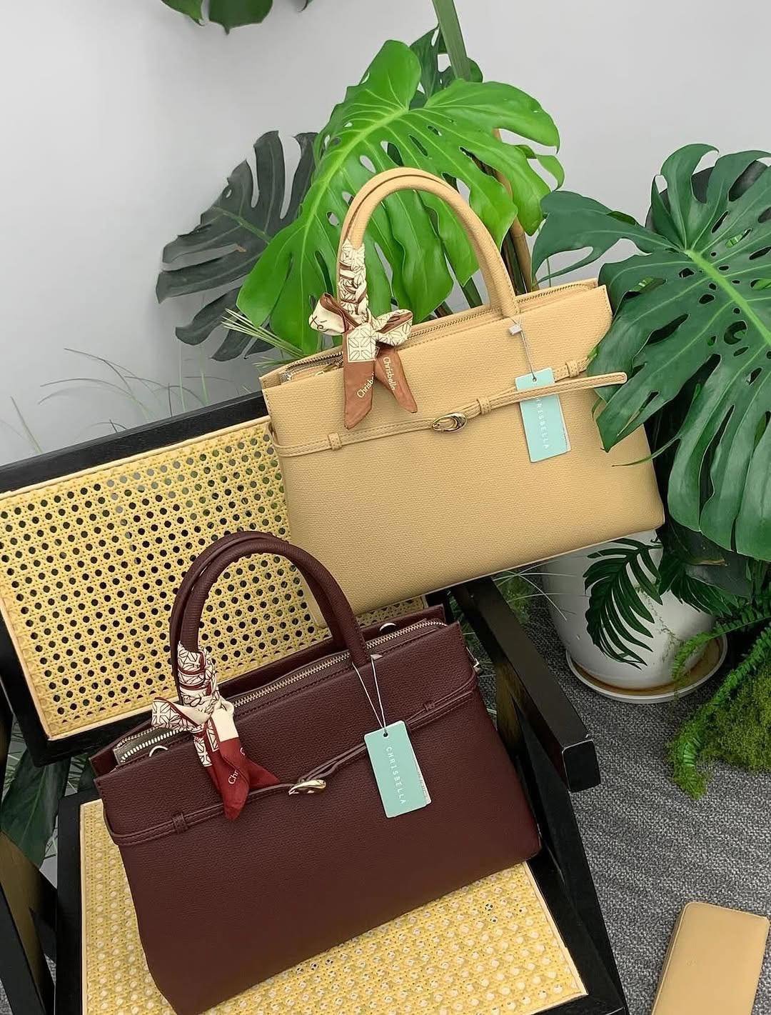 All these beautiful 𝐇𝐚𝐧𝐝𝐛𝐚𝐠𝐬 are available in stock now.