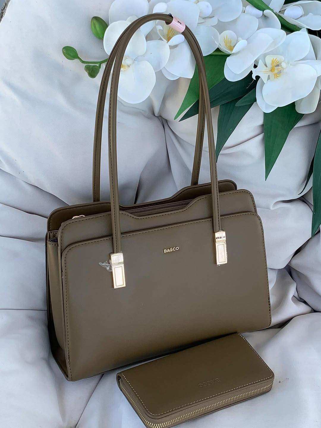 All these beautiful 𝐇𝐚𝐧𝐝𝐛𝐚𝐠𝐬 are available in stock now.